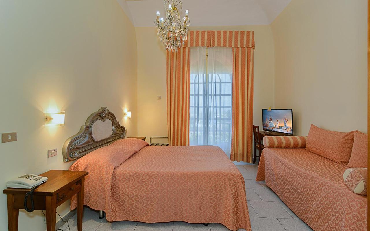 Hotel Poseidon مارينا دي بييتراسانْت المظهر الخارجي الصورة