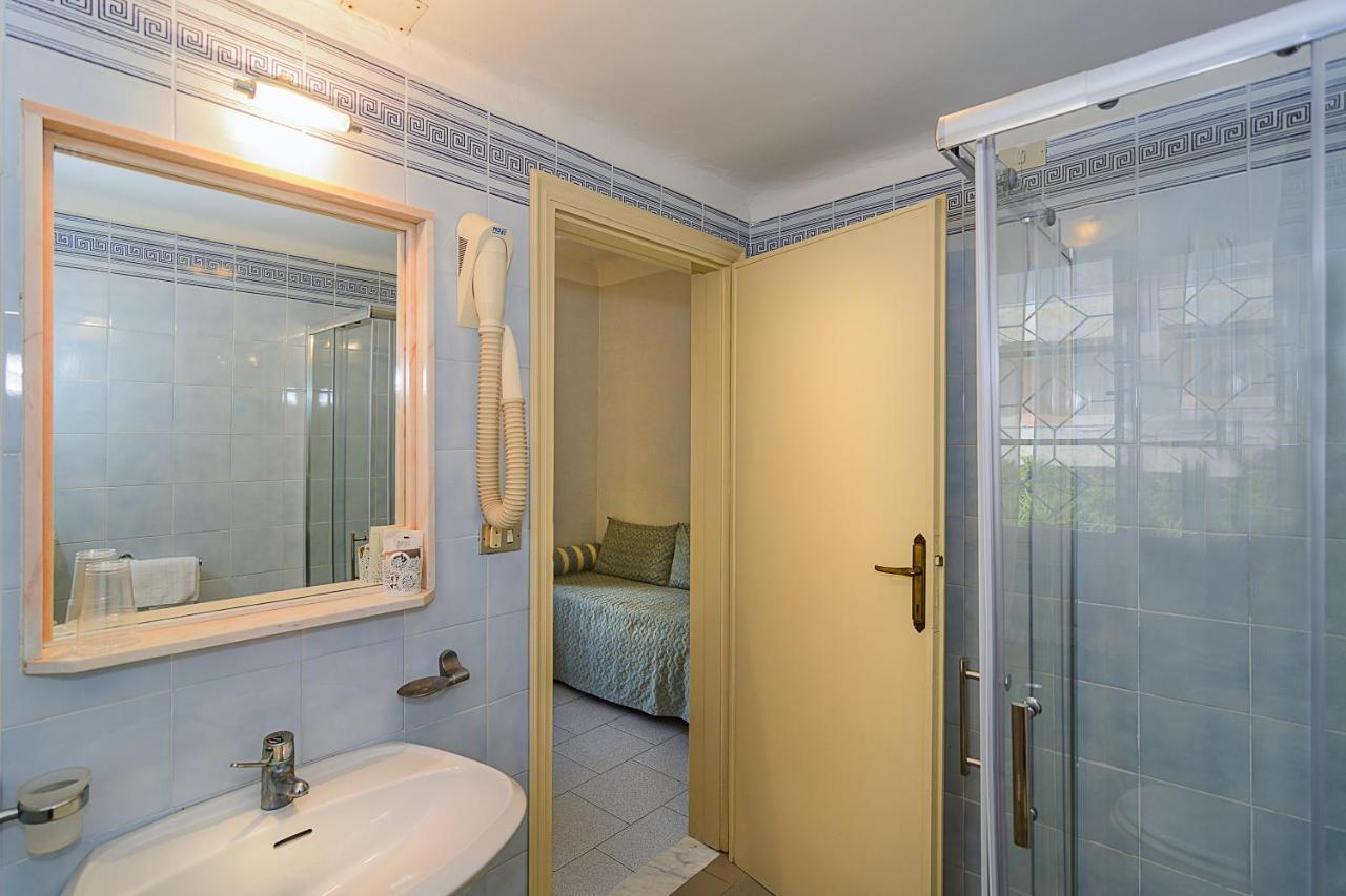 Hotel Poseidon مارينا دي بييتراسانْت المظهر الخارجي الصورة