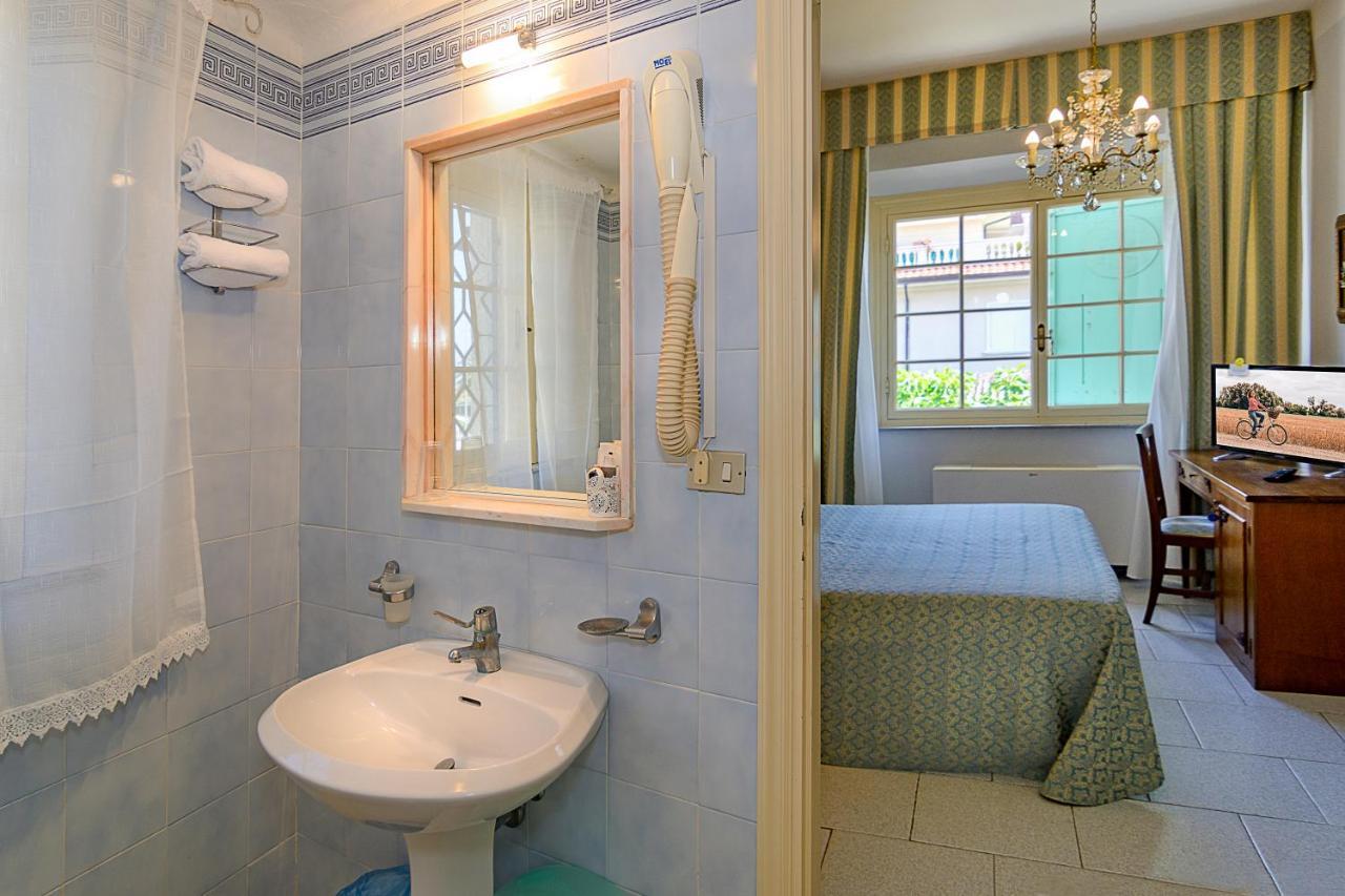 Hotel Poseidon مارينا دي بييتراسانْت المظهر الخارجي الصورة