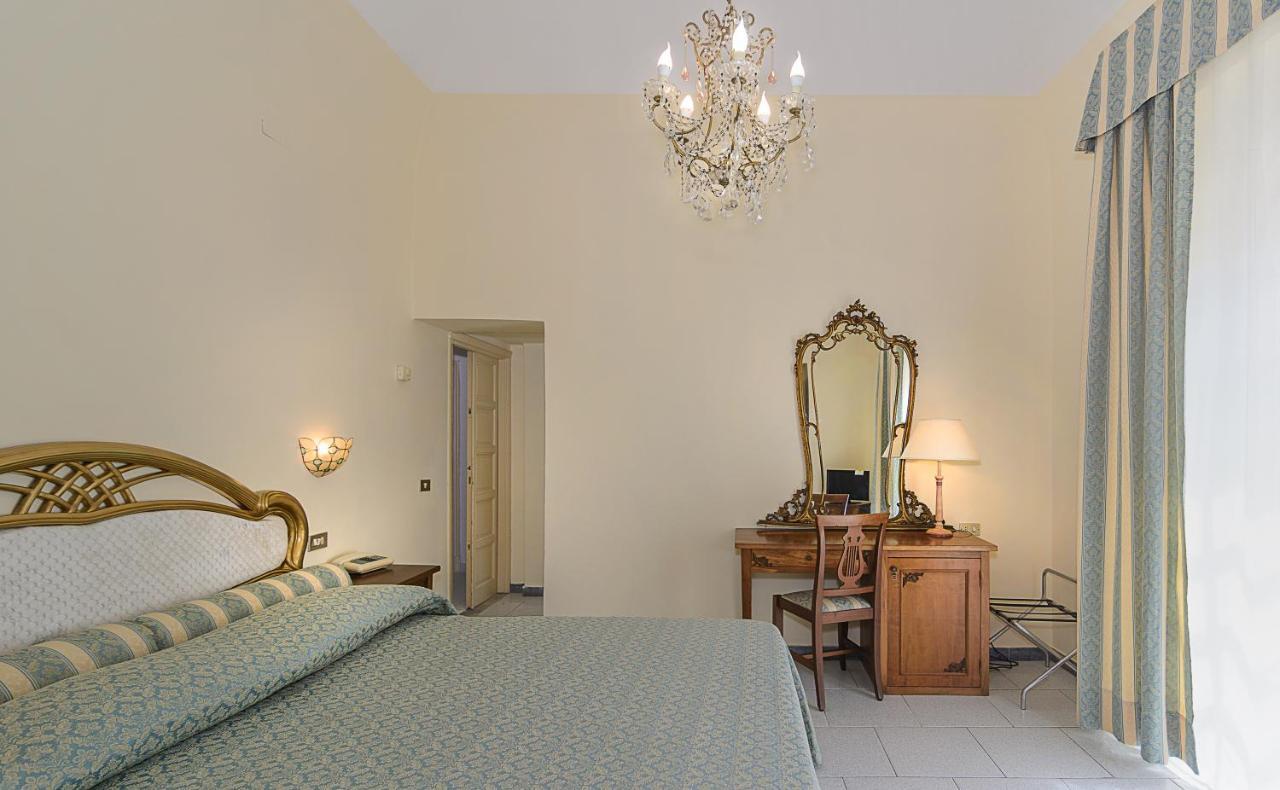 Hotel Poseidon مارينا دي بييتراسانْت المظهر الخارجي الصورة