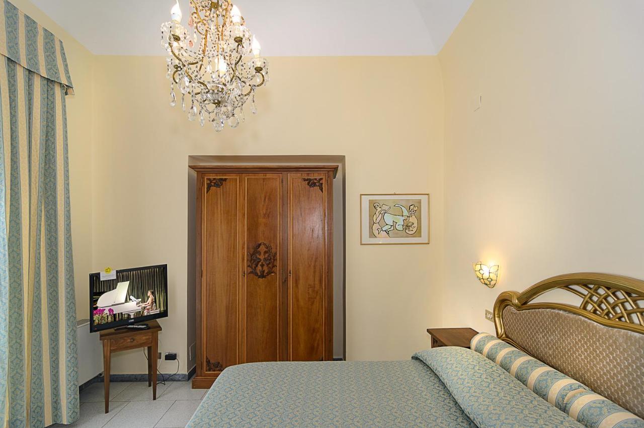 Hotel Poseidon مارينا دي بييتراسانْت المظهر الخارجي الصورة