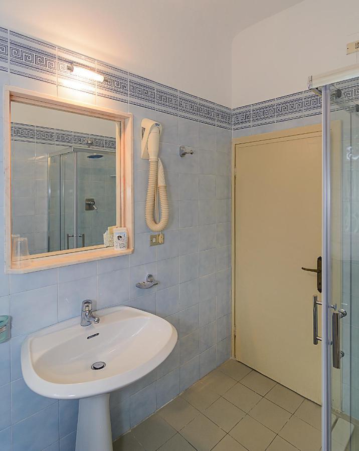 Hotel Poseidon مارينا دي بييتراسانْت المظهر الخارجي الصورة