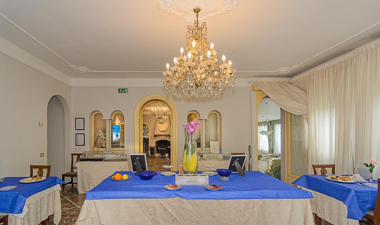 Hotel Poseidon مارينا دي بييتراسانْت المظهر الخارجي الصورة