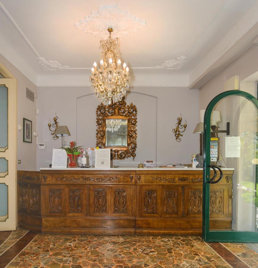 Hotel Poseidon مارينا دي بييتراسانْت المظهر الخارجي الصورة