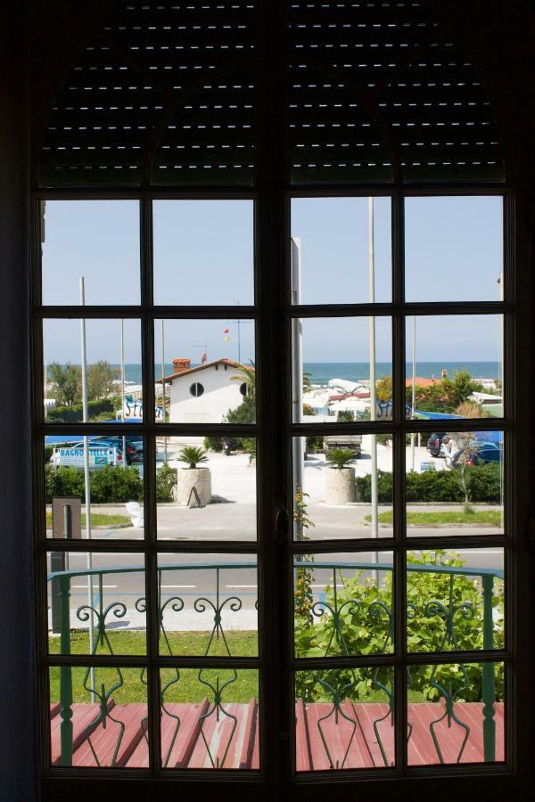 Hotel Poseidon مارينا دي بييتراسانْت المظهر الخارجي الصورة