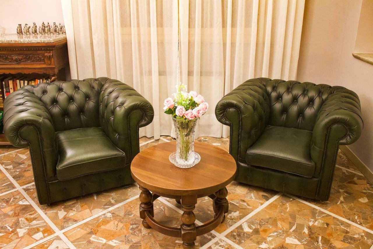 Hotel Poseidon مارينا دي بييتراسانْت المظهر الخارجي الصورة